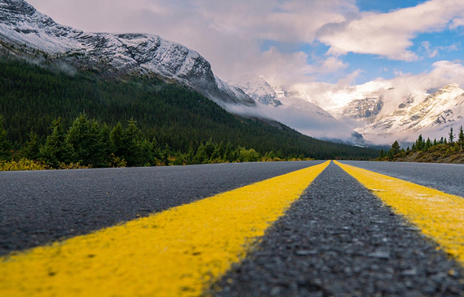 Eine Straße durch die Berge stellt die komplexen Umgebungen und Anwendungen da, denen Unternehme zunehmend ausgesetzt sind. 