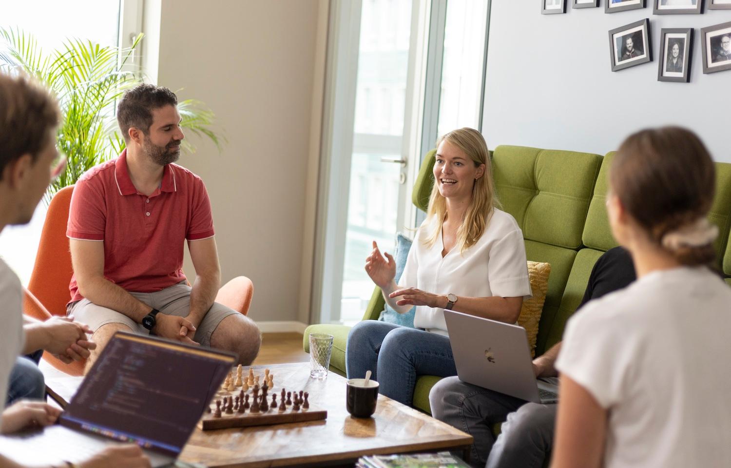 Mehrere Person Besprechen etwas in einem entspannten Umfeld