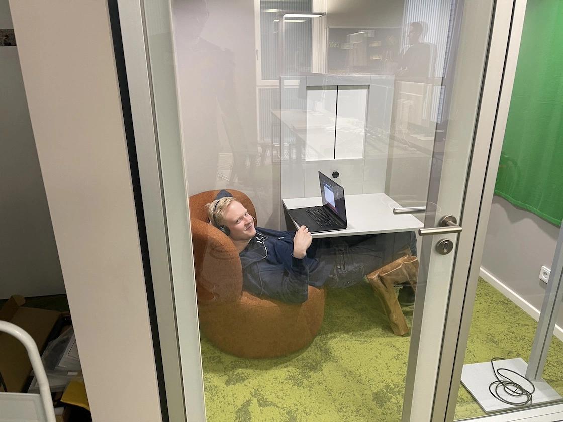 Bild von einem codecentric Mitarbeiter in einem Meeting mit Kopfhörern 