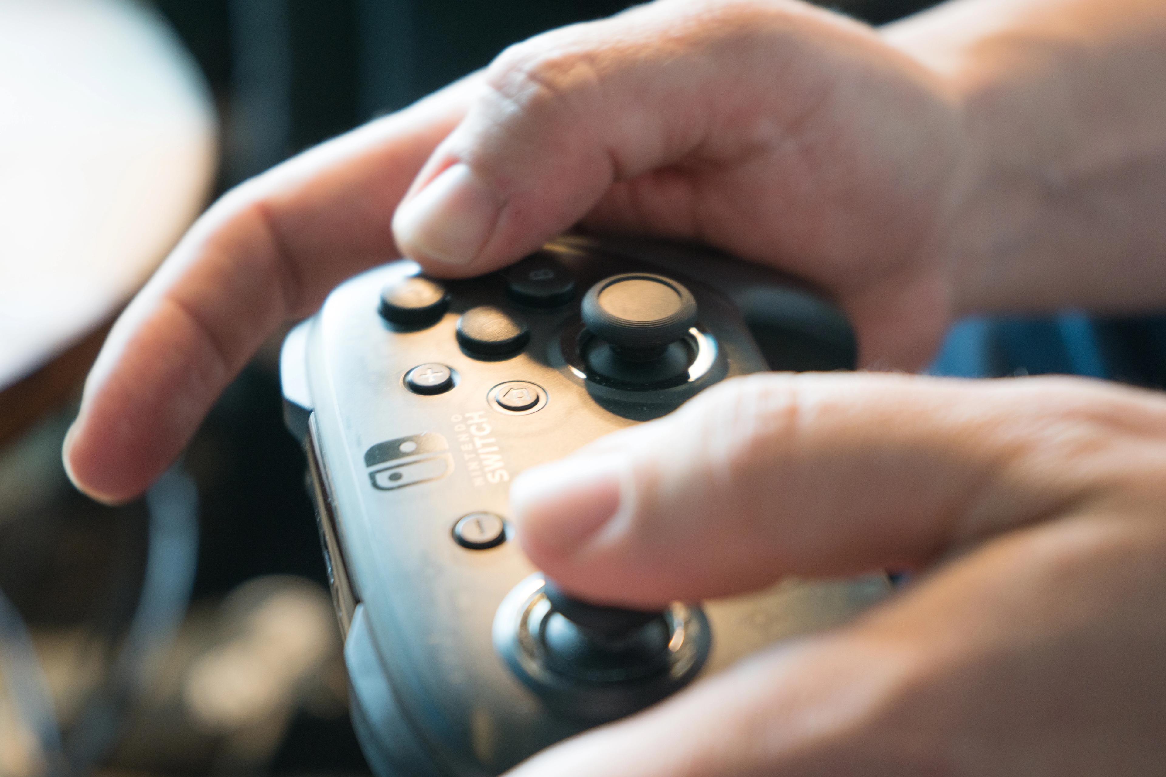2 Hände halten einen Joystick