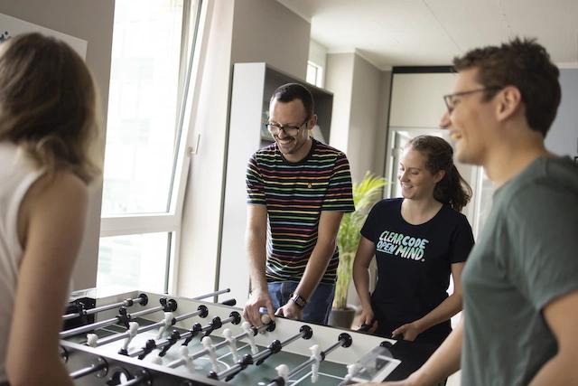 codecentric Mitarbeiterinnen und Mitarbeiter aus Münster spielen Tischkicker
