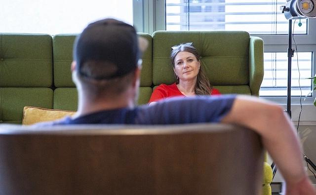 Carola aus Frankfurt sitzt auf dem Sofa